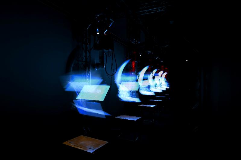 香港藝術館明日（五月二十一日）起舉行「超現實之外——巴黎龐比度中心藏品展」。圖示香港新媒體藝術家林欣傑為展覽創作的機械裝置作品《人工現實》，探討科技與藝術、真實與模擬真實之間的微妙關係。