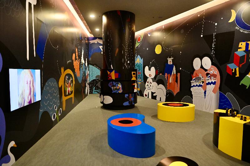 香港藝術館明日（五月二十一日）起舉行「超現實之外——巴黎龐比度中心藏品展」。圖示展覽場內的教育角。