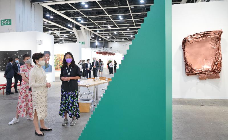 The Chief Executive, Mrs Carrie Lam (centre), today (May 20) visits the ninth edition of Art Basel Hong Kong at the Hong Kong Convention and Exhibition Centre in Wan Chai.