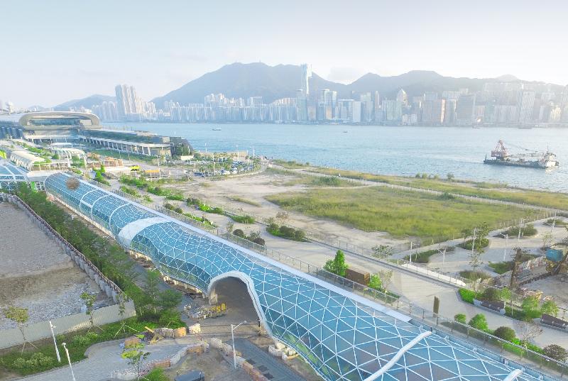 The Kai Tak Sky Garden, situated at the former runway of Kai Tak, opened today (May 21). The functional and aesthetically appealing noise barrier, designed with a curved and wavy pattern, is a brand new landmark in the Kai Tak Development.