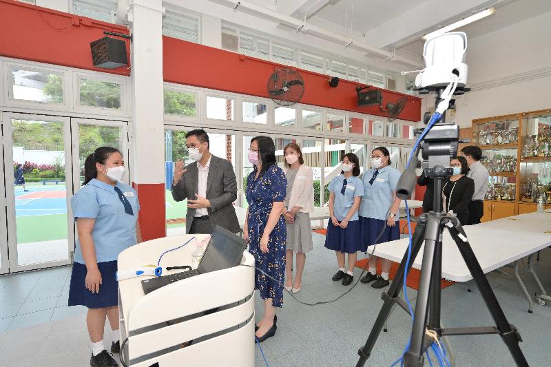 The Secretary for Education, Mr Kevin Yeung, visited Pui Tak Canossian College today (May 21) to inspect the school's epidemic prevention measures. Picture shows Mr Yeung (second left), accompanied by the Principal, Ms Wong Siu-ling (third left), listening to a student introducing the body temperature monitoring system.