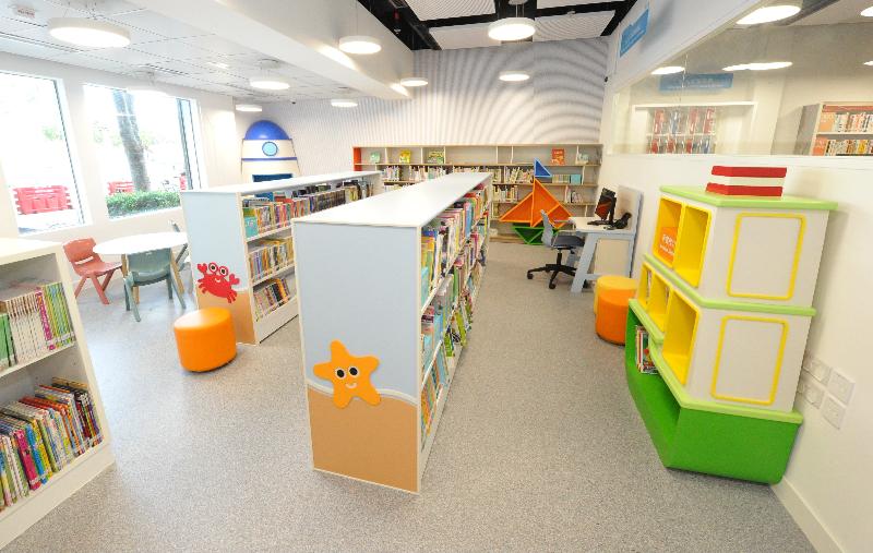 沙头角公共图书馆星期五（五月二十八日）迁往新址，并于同日开放。图示新图书馆内的儿童图书馆。
