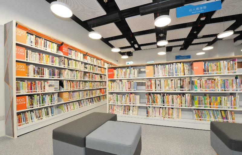 沙头角公共图书馆星期五（五月二十八日）迁往新址，并于同日开放。图示新图书馆内的成人图书馆。