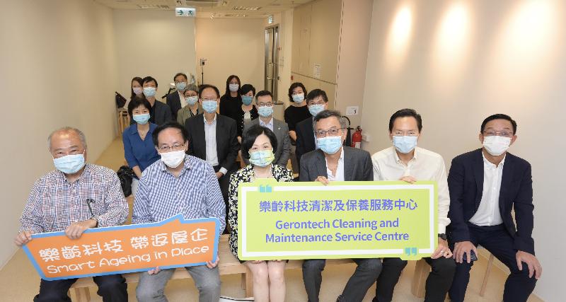 Non-official Members of the Executive Council (ExCo Non-official Members) today (May 24) visited the Gerontech Cleaning and Maintenance Service Centre in Fo Tan. The Convenor of the ExCo Non-official Members, Mr Bernard Chan (first row, second right), and ExCo Non-official Members Mr Chow Chung-kong (first row, first left), Mr Ip Kwok-him (first row, second left), Mrs Regina Ip (first row, third left), Dr Lam Ching-choi (first row, third right) and Mr Kenneth Lau (first row, first right) are pictured at the Gerontech Cleaning and Maintenance Service Centre with (second row, from left) the Hospital Chief Executive of Shatin Hospital, Dr So Wing-yee; the Chairman of the Board of Stewards of the Hong Kong Jockey Club, Mr Philip Chen; the Executive Director of Charities and Community of the Hong Kong Jockey Club, Mr Leong Cheung; the Chief Executive of the Hong Kong Council of Social Service (HKCSS), Mr Chua Hoi-wai; (third row, from left) the Deputy Chief Executive Officer of St James' Settlement, Mr Cooke Cheung; the Business Director of the HKCSS, Ms Grace Chan, and other representatives of the service organisations.