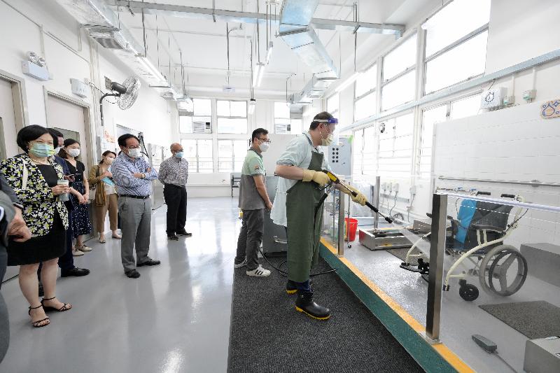 Non-official Members of the Executive Council (ExCo Non-official Members) today (May 24) visited the Gerontech Cleaning and Maintenance Service Centre in Fo Tan. Photo shows ExCo Non-official Members learning about the equipment cleaning and maintenance process in the centre.