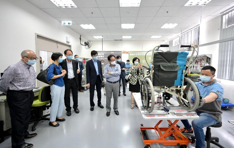 Non-official Members of the Executive Council (ExCo Non-official Members) today (May 24) visited the Gerontech Cleaning and Maintenance Service Centre in Fo Tan. Photo shows ExCo Non-official Members learning about the equipment cleaning and maintenance process in the centre.