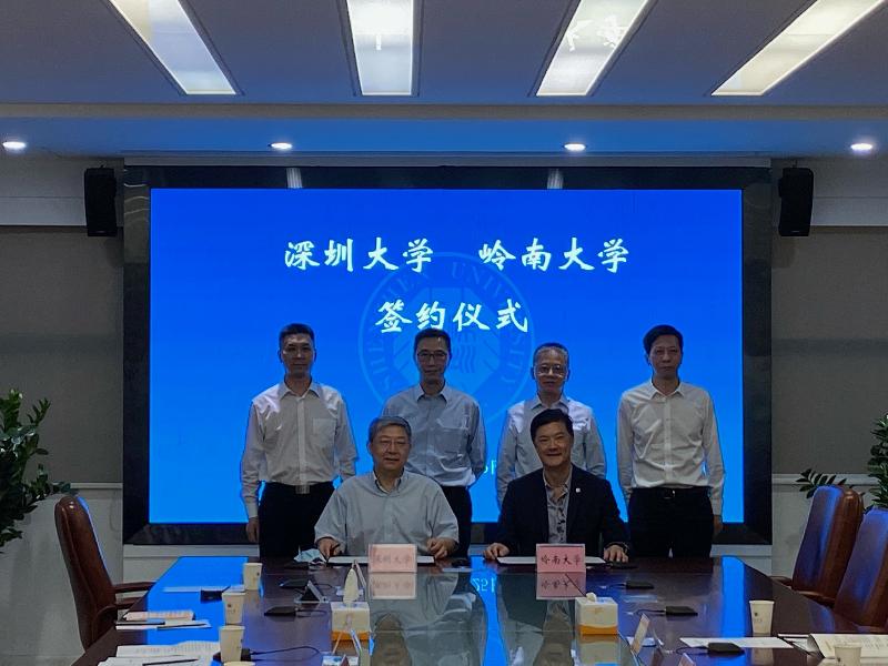 The Secretary for Education, Mr Kevin Yeung, today (May 25) paid a duty visit to Shenzhen to strengthen education collaborations. Photo shows Mr Yeung (second left, back row) attending a signing ceremony held by Shenzhen University and Lingnan University to witness the signing of a letter of intent between the two universities.