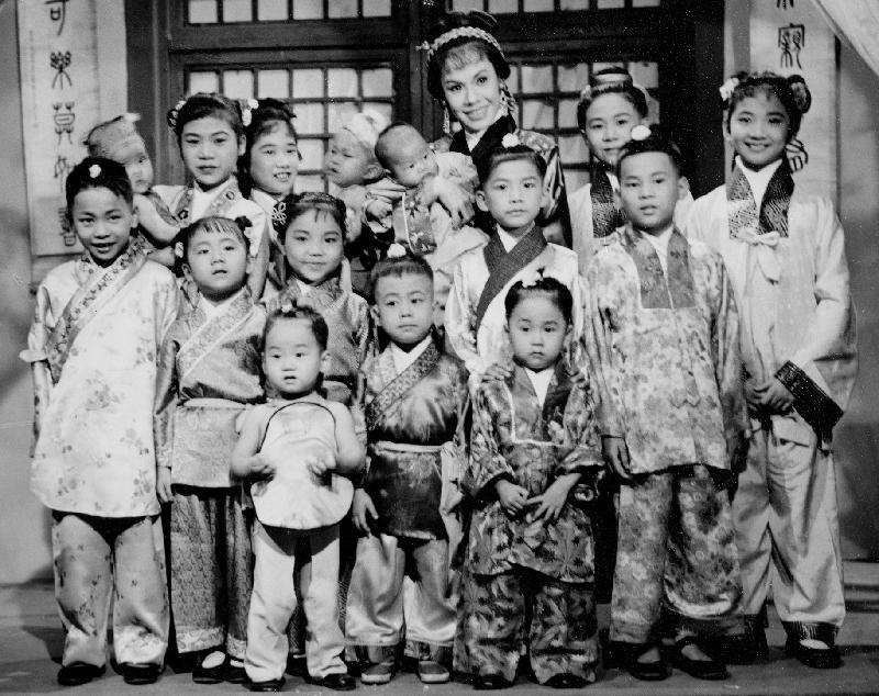 康乐及文化事务署香港电影资料馆的「影画早晨」节目，将以薛家燕及黎小田为主题，选映十七部二人的电影。图示《七儿八女九状词》（1960）剧照。
