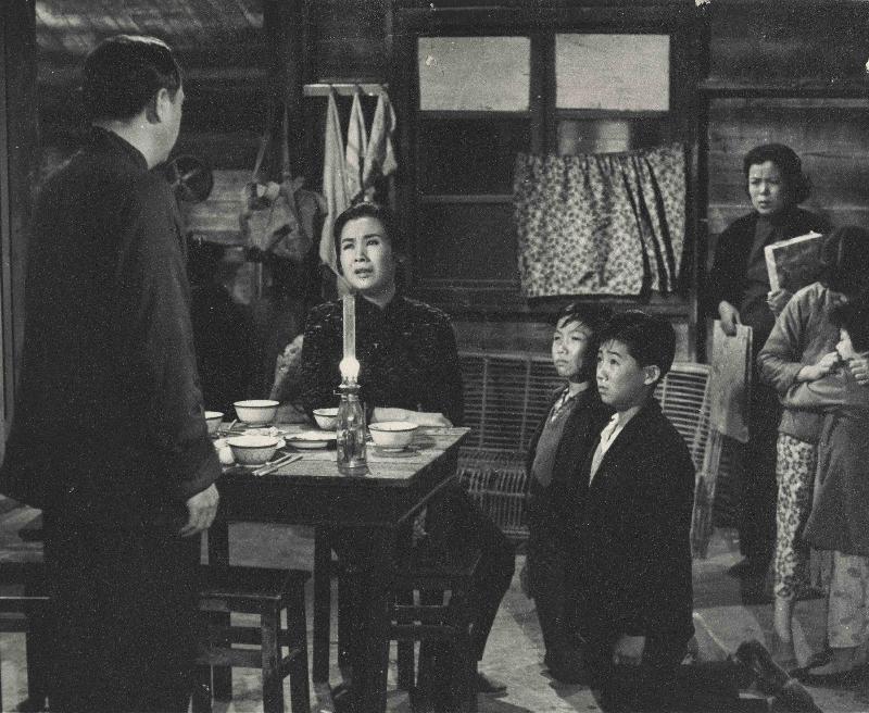 康乐及文化事务署香港电影资料馆的「影画早晨」节目，将以薛家燕及黎小田为主题，选映十七部二人的电影。图示《可怜天下父母心》（1960）剧照。
