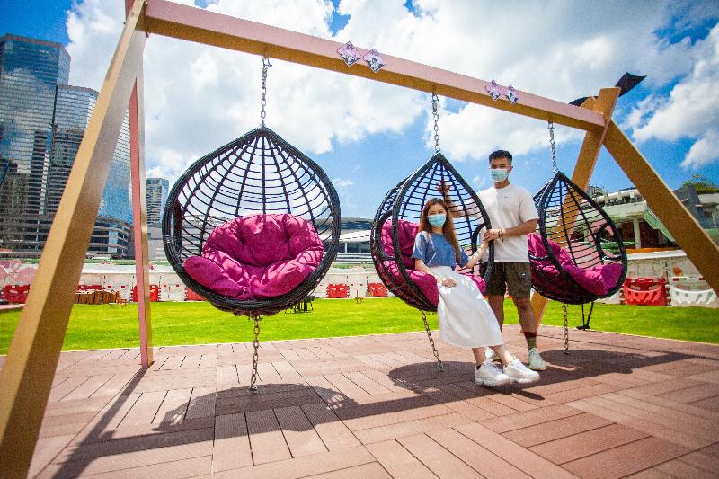 The HarbourChill, a themed harbourfront space located next to the Pierside Precinct of Wan Chai Ferry Pier, opened today (May 28). Photo shows swings with a pinkish hue on the precinct's lawn.