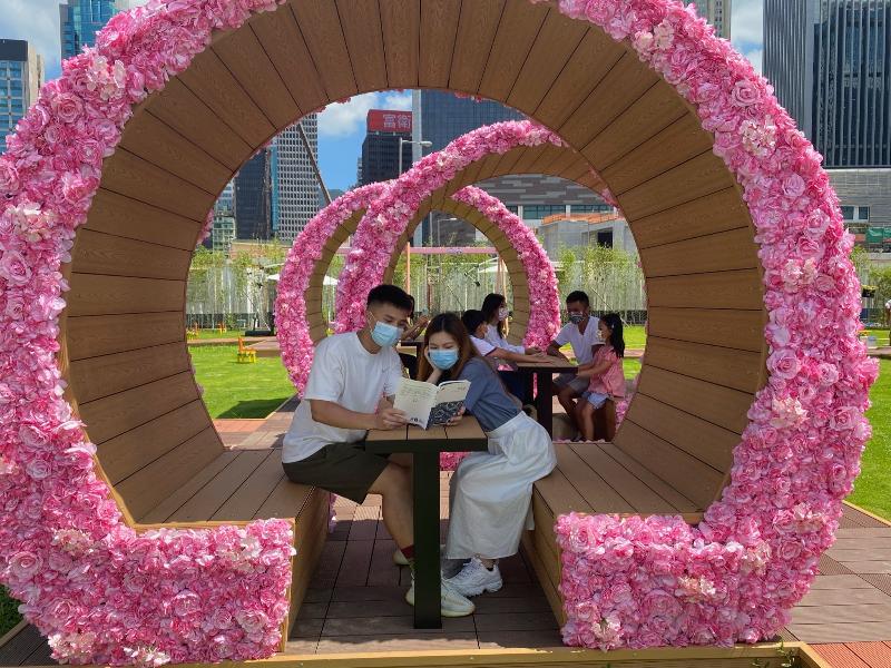 The HarbourChill, a themed harbourfront space located next to the Pierside Precinct of Wan Chai Ferry Pier, opened today (May 28). Photo shows shelters on the precinct's lawn, echoing with the Pink Corridor in the vicinity to create a soft and cosy atmosphere.