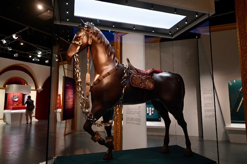 「圣耀皇权──俄罗斯皇家珍品展」开幕典礼今日（五月二十八日）在香港文化博物馆举行。图示皇室出巡时使用的马鞍、马缨及马链。