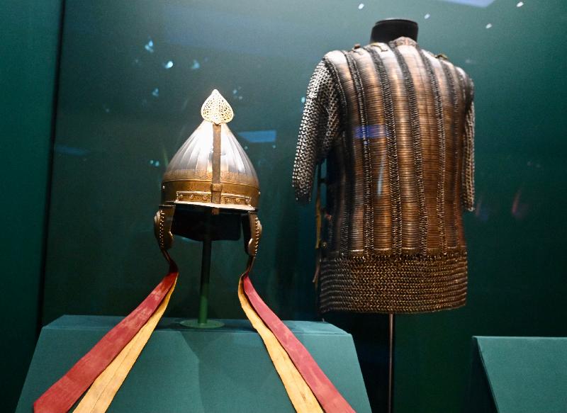 「圣耀皇权──俄罗斯皇家珍品展」开幕典礼今日（五月二十八日）在香港文化博物馆举行。图示一顶「杰里科式帽」仪仗头盔及沙皇米哈伊尔．费奥多洛维奇的链甲。