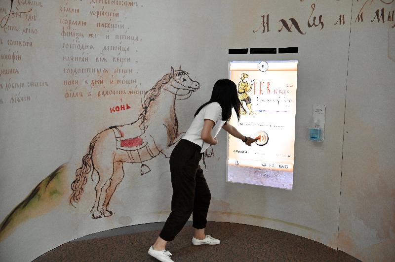 「聖耀皇權──俄羅斯皇家珍品展」開幕典禮今日（五月二十八日）在香港文化博物館舉行。圖示設有多媒體互動裝置的展覽教育角。