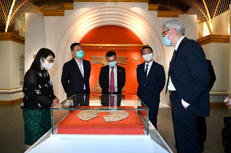 The opening ceremony for the exhibition "Tsar of All Russia. Holiness and Splendour of Power" was held today (May 28) at the Hong Kong Heritage Museum. Photo shows (from right) the Head of the Arms and Armour Sector and Curator of Arms, Armour and Artillery of the Moscow Kremlin Museums, Dr Sergei Orlenko, introducing exhibits to the Director of Leisure and Cultural Services, Mr Vincent Liu; The Hong Kong Jockey Club’s Executive Director, Charities and Community, Mr Cheung Leong; the Secretary for Home Affairs, Mr Caspar Tsui and the Museum Director of the Hong Kong Heritage Museum, Ms Fione Lo. 
