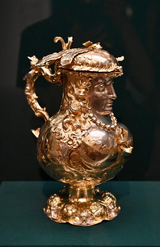 The opening ceremony for the exhibition "Tsar of All Russia. Holiness and Splendour of Power" was held today (May 28) at the Hong Kong Heritage Museum. Picture shows a resplendent jug in the shape of a female bust.