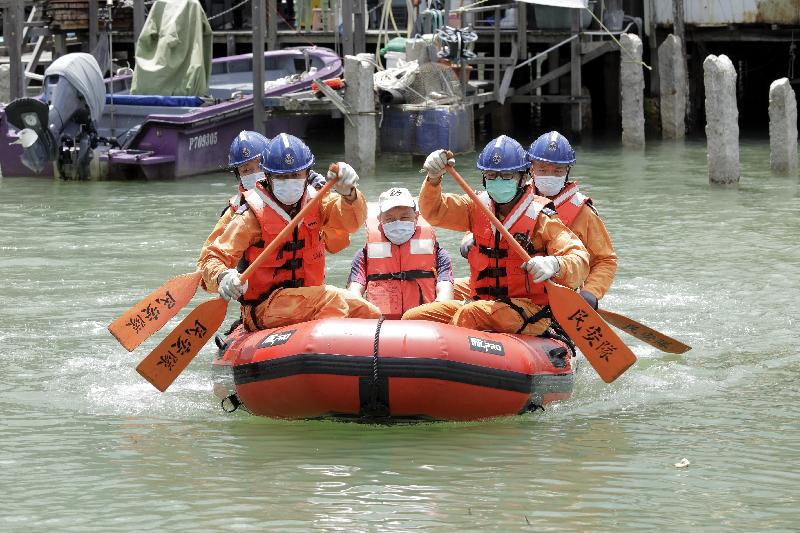 The Islands District Office conducted an inter-departmental rescue and evacuation drill in Tai O today (May 28). Photo shows Civil Aid Service members rescuing a trapped resident by boat during the drill.