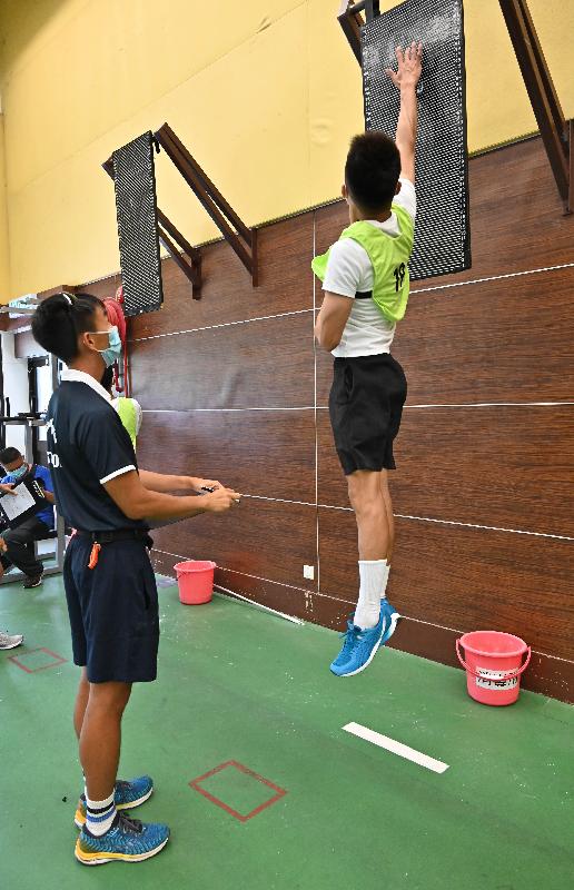 The Hong Kong Police Force today (May 30) held the Police Recruitment Experience and Assessment Day at the Hong Kong Police College to recruit Probationary Inspectors and Recruit Police Constables. Photo shows a candidate undergoing the physical fitness test.
