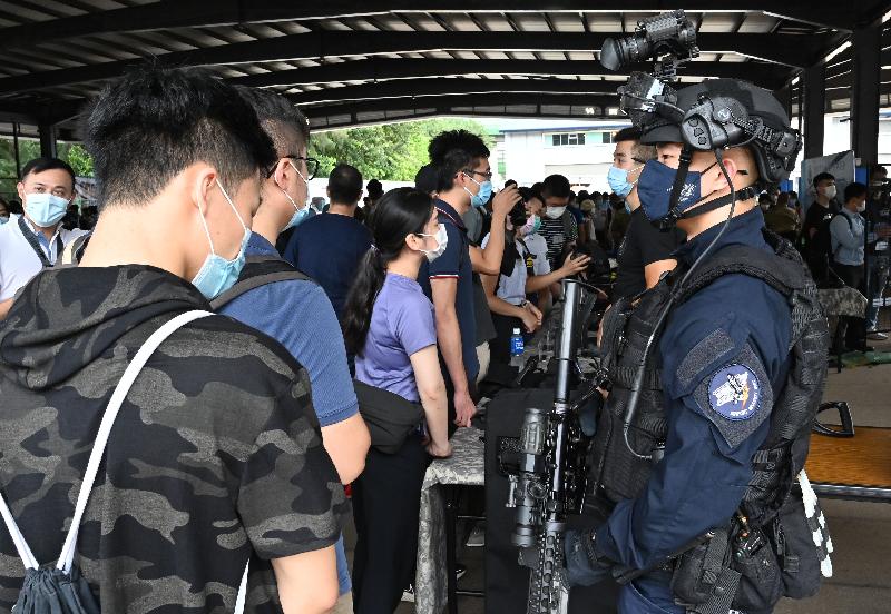 警隊今日（五月三十日）在香港警察學院舉辦「警察招募‧體驗日」。圖示警隊機場特警組隊員向參加者介紹其工作。