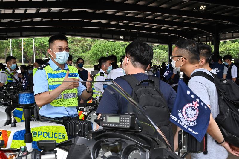 警隊今日（五月三十日）在香港警察學院舉辦「警察招募‧體驗日」。圖示警隊護送組隊員向參加者介紹其工作。