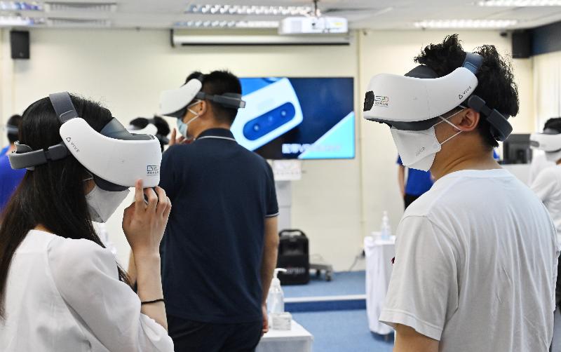 警隊今日（五月三十日）在香港警察學院舉辦「警察招募‧體驗日」。圖示參加者親身體驗虛擬實境訓練。