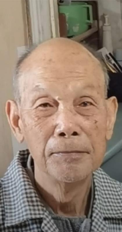 Pang Sing-yuen, aged 94, is about 1.6 metres tall, 60 kilograms in weight and of medium build. He has a round face with yellow complexion and is bold. He was last seen wearing a pair of black-rimmed glasses, a white T-shirt, a black sleeveless jacket, black shorts, black shoes and carrying a brown crutch.
