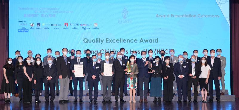 The Chief Executive, Mrs Carrie Lam, attended the Quality Building Award 2020 Award Presentation Ceremony today (June 2). Photo shows Mrs Lam (front row, eighth right) presenting the Quality Excellence Award to the project team of Hong Kong Children's Hospital.