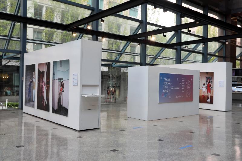 香港駐多倫多經濟貿易辦事處昨日（多倫多時間六月二日）舉辦「2021香港周」暨「混搭之時尚──當代長衫展覽」網上開幕禮。圖示展覽中與長衫相關的圖片展品在溫哥華市中心的Pendulum展覽館展出。