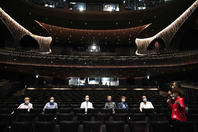 行政会议（行会）非官守议员今日（六月三日）参观西九文化区，了解文化区的最新发展。图示行会成员参观戏曲中心大剧院。