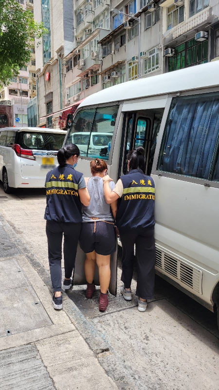 入境事務處一連四日（五月三十一日至六月三日）在全港各區展開代號「曙光行動」的反非法勞工行動。圖示一名懷疑非法勞工在行動中被捕。
