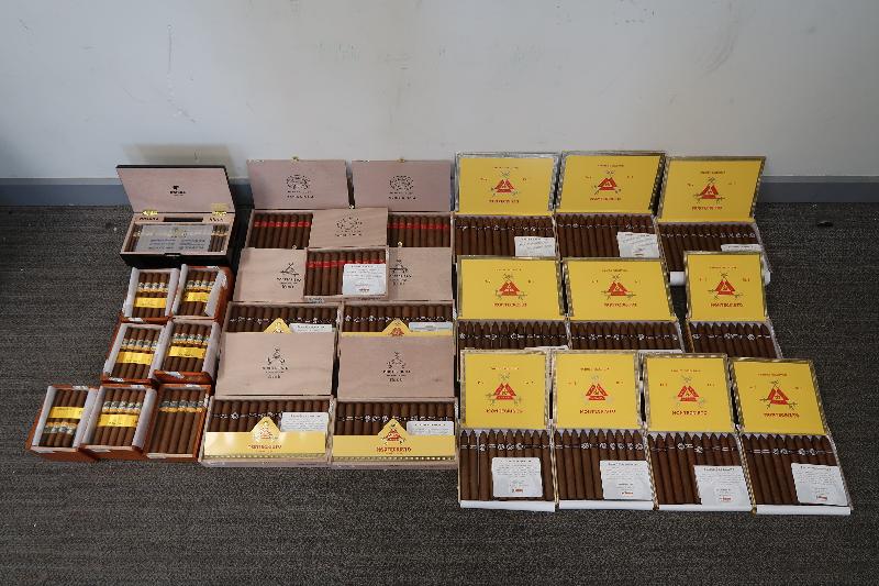 Hong Kong Customs yesterday (June 4) detected a suspected smuggling case using a van and a speedboat in Tung Chung. A batch of suspected smuggled goods, including cigars, high-value food and electronic products, with an estimated market value of about $10 million in total was seized. Photo shows the suspected smuggled cigars seized.