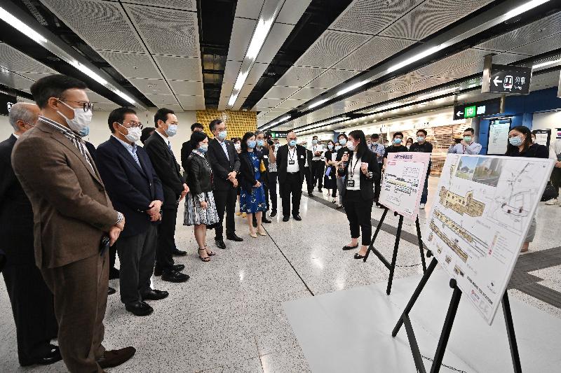 Non-official Members of the Executive Council (ExCo Non-official Members) today (June 7) visited the new stations of the Tuen Ma Line. Photo shows the ExCo Non-official Members being briefed by a representative of the MTR Corporation Limited on the design of Sung Wong Toi Station and the new interchange arrangement of railway services in future.