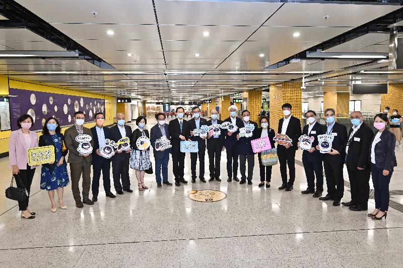 Non-official Members of the Executive Council (ExCo Non-official Members) today (June 7) visited the new stations of the Tuen Ma Line. The Convenor of the ExCo Non-official Members, Mr Bernard Chan (eighth left), and ExCo Non-official Members Mrs Laura Cha (sixth right), Mr Chow Chung-kong (fifth left), Mr Jeffrey Lam (seventh right), Mr Ip Kwok-him (seventh left), Mr Joseph Yam (eighth right), Mrs Regina Ip (sixth left), Dr Lam Ching-choi (ninth left), Mr Kenneth Lau (fourth left) and Mr Horace Cheung (third left) are pictured at Sung Wong Toi Station with the Secretary for Transport and Housing, Mr Frank Chan Fan (ninth right); the Permanent Secretary for Transport and Housing (Transport), Ms Mable Chan (second left); the Chief Executive Officer of the MTR Corporation Limited (MTRCL), Dr Jacob Kam (fourth right); the MTRCL's Managing Director - Operations and Mainland Business, Mr Adi Lau (third right) and other MTRCL representatives.