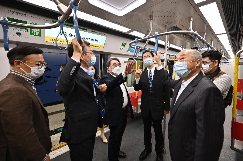 Non-official Members of the Executive Council (ExCo Non-official Members) today (June 7) visited the new stations of the Tuen Ma Line. Photo shows the ExCo Non-official Members taking a special train from Sung Wong Toi Station to To Kwa Wan Station.