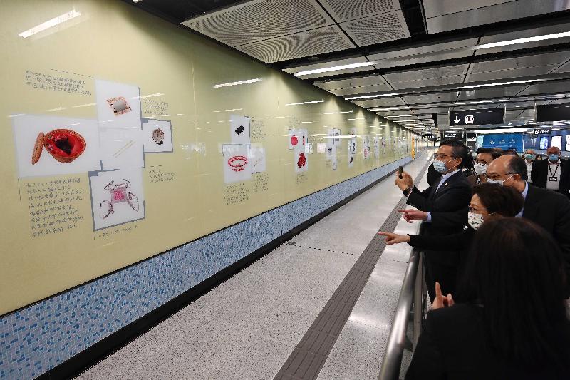 Non-official Members of the Executive Council (ExCo Non-official Members) today (June 7) visited the new stations of the Tuen Ma Line. Photo shows the ExCo Non-official Members viewing the art piece entitled "Home", which was created in collaboration with the local community, at the concourse of To Kwa Wan Station.