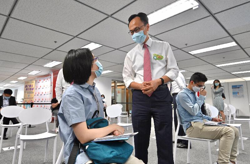 The Secretary for the Civil Service, Mr Patrick Nip, visited the office of PricewaterhouseCoopers Hong Kong in Central today (June 8) to view the administering of a COVID-19 vaccine to staff members of the enterprise as arranged by the Government's outreach vaccination service. Photo shows Mr Nip (centre) chatting with a staff member of the enterprise (left) about to receive her COVID-19 vaccination at the office.