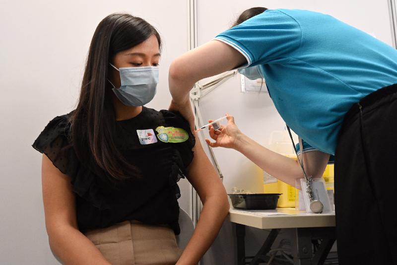 The Secretary for the Civil Service, Mr Patrick Nip, visited the office of PricewaterhouseCoopers Hong Kong in Central today (June 8) to view the administering of a COVID-19 vaccine to staff members of the enterprise as arranged by the Government's outreach vaccination service. Photo shows a staff member of the enterprise receiving her COVID-19 vaccination at the office.