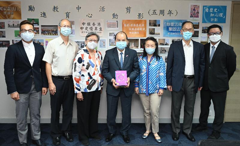 The Chief Secretary for Administration, Mr Matthew Cheung Kin-chung, visited Endeavour Education Centre this afternoon (June 8). Mr Cheung (centre) is pictured with the Chairman of the centre's management committee, Mrs Rita Fan (third left); and committee members.
