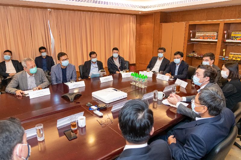 The Legislative Council Panel on Transport conducted a visit to the Citybus and New World First Bus Depot today (June 8). Photo shows Members of the Legislative Council exchanging views with representatives of the bus operators on issues of mutual concern.