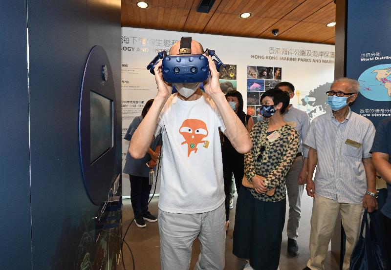 本港首個以海岸公園為主題的遊客中心——海下遊客中心今日（六月八日）正式開幕。圖示環境局局長黃錦星（左）以虛擬實境（即VR）技術製作的互動式展覽「向海底出發」，一試「潛」入海岸公園的海底世界。