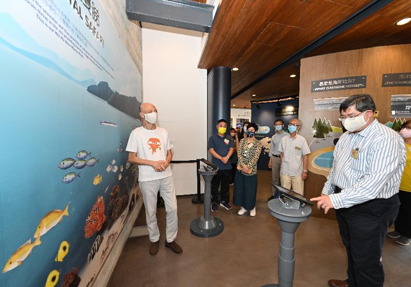 The first thematic marine park visitor centre in Hong Kong, the Hoi Ha Visitor Centre officially opened today (June 8). Photo shows the Secretary for the Environment, Mr Wong Kam-sing (first left); the Director of Architectural Services, Ms Winnie Ho (third left); and the Director of Agriculture, Fisheries and Conservation, Dr Leung Siu-fai (first right) using an interactive display 