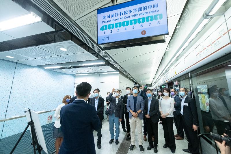 The Legislative Council Panel on Transport visits Sung Wong Toi and To Kwa Wan Stations of the Tuen Ma Line.
Picture shows Members of the Legislative Council visit the platform facilities of To Kwa Wan Station.
