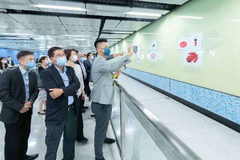 The Legislative Council Panel on Transport visits Sung Wong Toi and To Kwa Wan Stations of the Tuen Ma Line. Pictures shows Members of the Legislative Council viewing the art piece at the concourse of To Kwa Wan Station.
