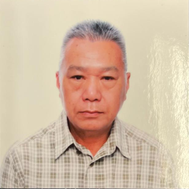 Wan Kwong-fai, aged 71, is about 1.7 metres tall, 77 kilograms in weight and of fat build. He has a square face with yellow complexion and short white hair. He was last seen wearing a beige vest, a blue short-sleeved shirt, beige shorts and a pair of black and red shoes.