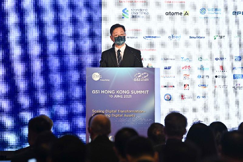 In his opening address at the GS1 Hong Kong Summit today (June 10), the Secretary for Innovation and Technology, Mr Alfred Sit, said the Government has made strenuous efforts in assisting enterprises in digital transformation through different subsidies, and facilitates the development of Industry 4.0 and smart city in the aftermath of the epidemic.