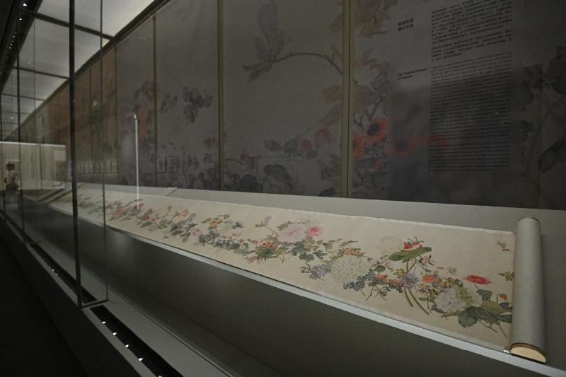 The exhibition "Art of the South Nanling: A Selection of Guangdong Painting from the Hong Kong Museum of Art" will be held from tomorrow (June 11) at the Hong Kong Museum of Art. By using the interactive device placed next to Ju Lian's work "A hundred flowers", visitors can identify the flowers in the painting and 10 native flowers found in Hong Kong.