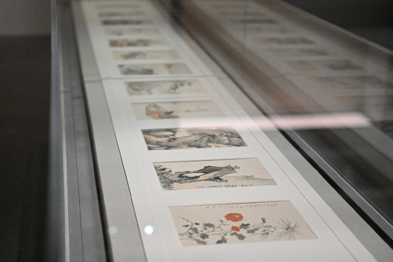 The exhibition "Art of the South Nanling: A Selection of Guangdong Painting from the Hong Kong Museum of Art" will be held from tomorrow (June 11) at the Hong Kong Museum of Art. Photo shows the work "Album of Chinese painting for celebrating the 50th birthday of Deng Erya" by 12 Guangdong traditional artists including Zhao Haogong, Lu Guanhai and Wen Qiqiu in celebration of the birthday of their friend Deng Erya.