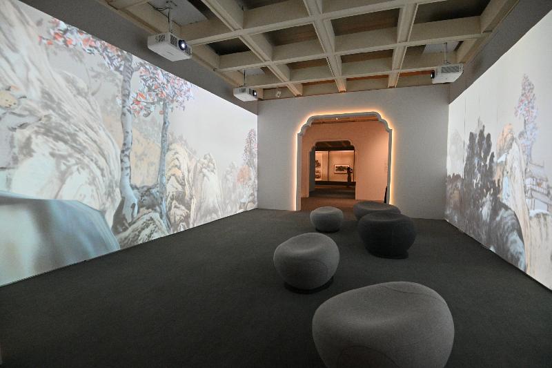 The exhibition "Art of the South Nanling: A Selection of Guangdong Painting from the Hong Kong Museum of Art" will be held from tomorrow (June 11) at the Hong Kong Museum of Art. Photo shows the immersive projection experience at the entrance of the gallery. Showcasing the panoramic animation designed by Hong Kong multimedia artist Oliver Shing, which captured images such as mountains and rivers, bridges and streams from various exhibits, the animation allows visitors to enter the world of paintings and have a glimpse of the century of Guangdong painting development.