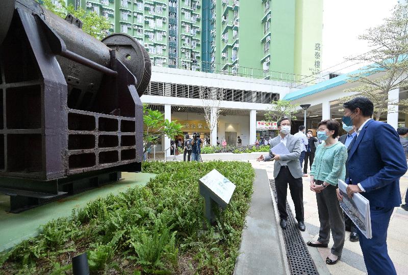 The Chief Executive, Mrs Carrie Lam (second right), today (June 10), accompanied by the Secretary for Transport and Housing, Mr Frank Chan Fan, visited On Tai Estate at On Sau Road, Kwun Tong, which was located in a site which was formerly the Anderson Road Quarry. Photo shows Mrs Lam being briefed by a staff member of the Housing Department on an exhibit of an old machine part used at the Anderson Road Quarry.