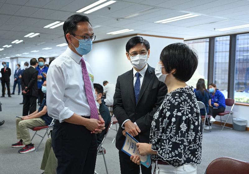 The Secretary for the Civil Service, Mr Patrick Nip, visited the headquarters of Sun Hung Kai Properties in Wan Chai today (June 15) to view the administering of a COVID-19 vaccine to staff members of the company as arranged by the Government's outreach vaccination service. Photo shows Mr Nip (left) and the Chairman and Chief Executive of Hong Yip Holdings Limited, Mr Alkin Kwong (centre), chatting with a staff member of the company (right) about to receive her COVID-19 vaccination.
